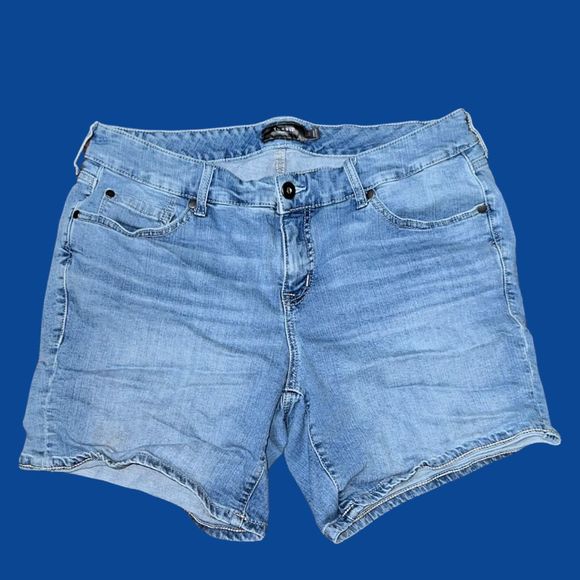 Plus Size Light Wash Torrid Shorts Size 14 - Picture 1 of 4